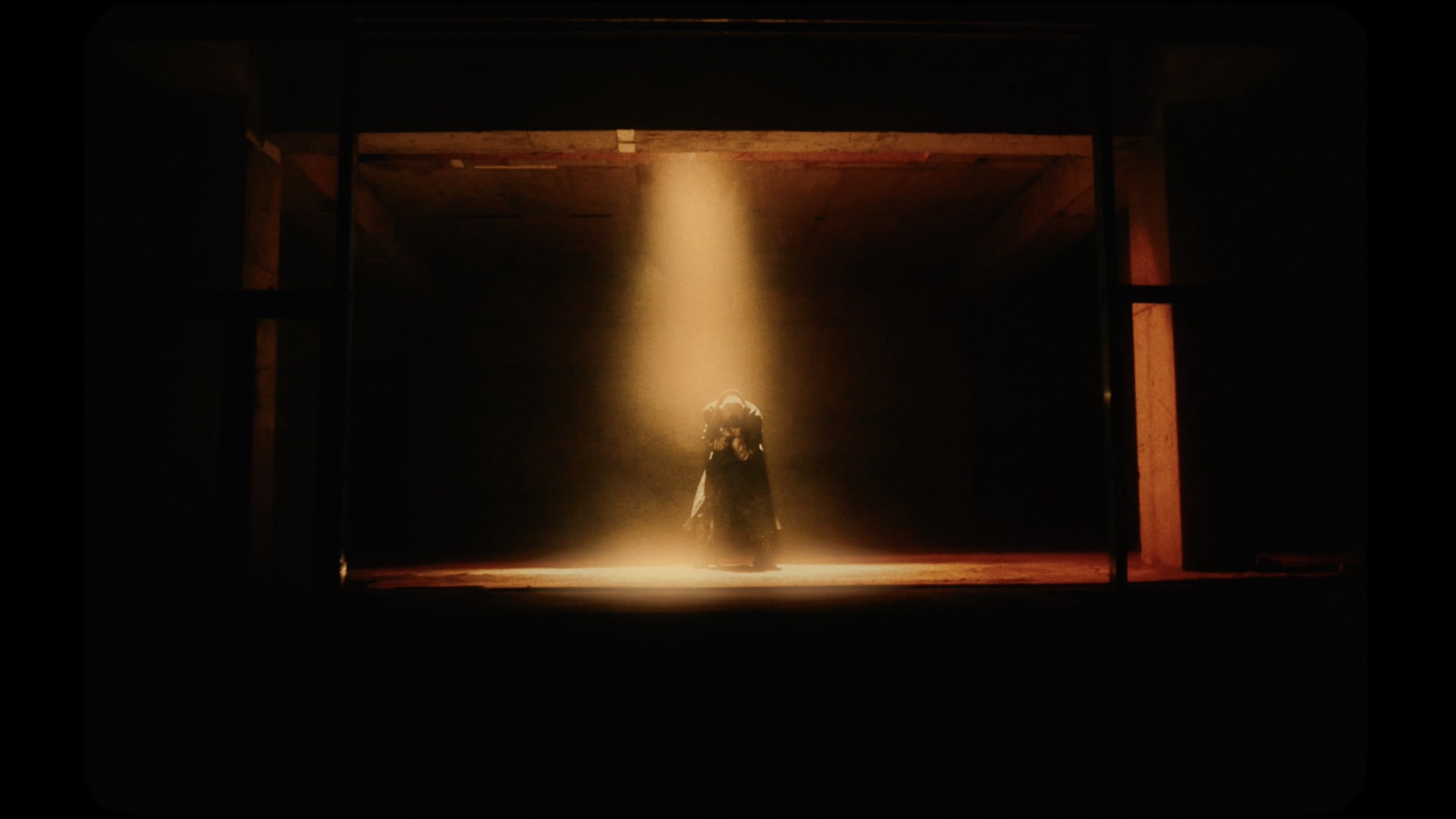 HUNGER GAME — Golden spotlight