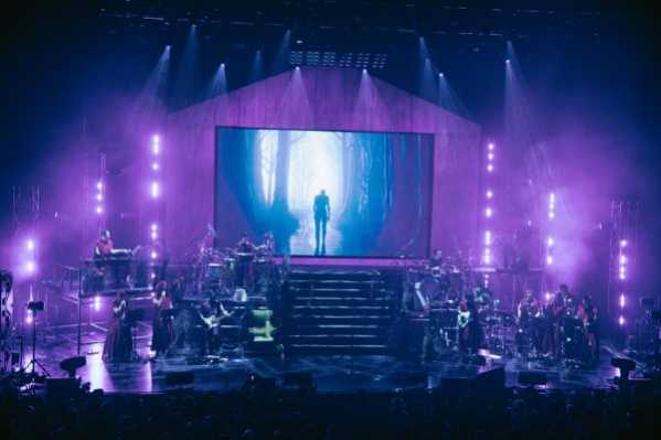 yellow dead or alive — Purple-lit stage with blue figure visual